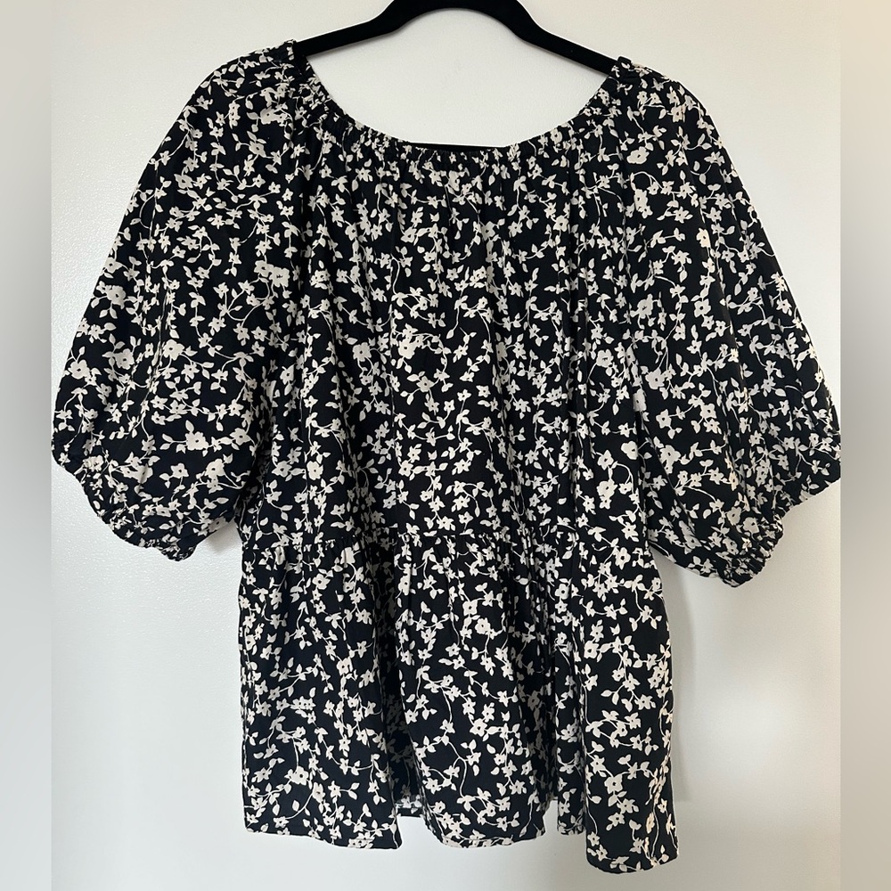 Old Navy Black and White T-Shirt Blouse. Size: XL.